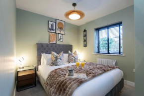 Elliot Oliver - Deluxe Two Bedroom Apartment With Parking & EV Charger